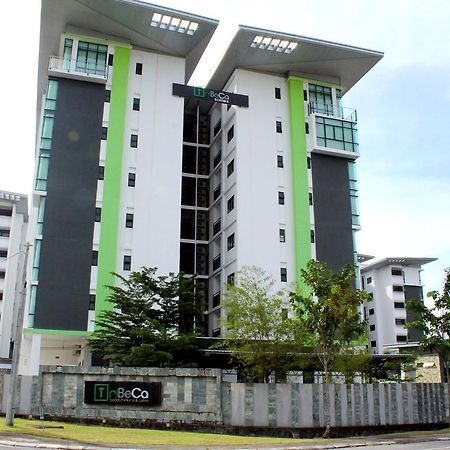 Tribeca Suites Kuching Esterno foto
