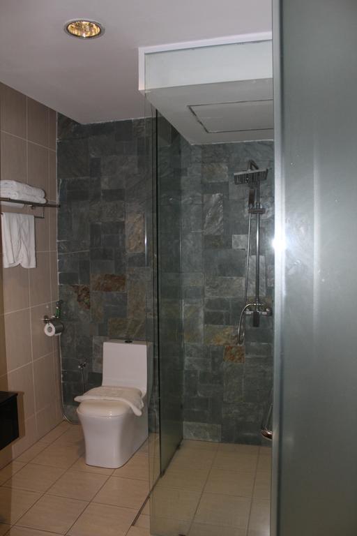 Tribeca Suites Kuching Esterno foto