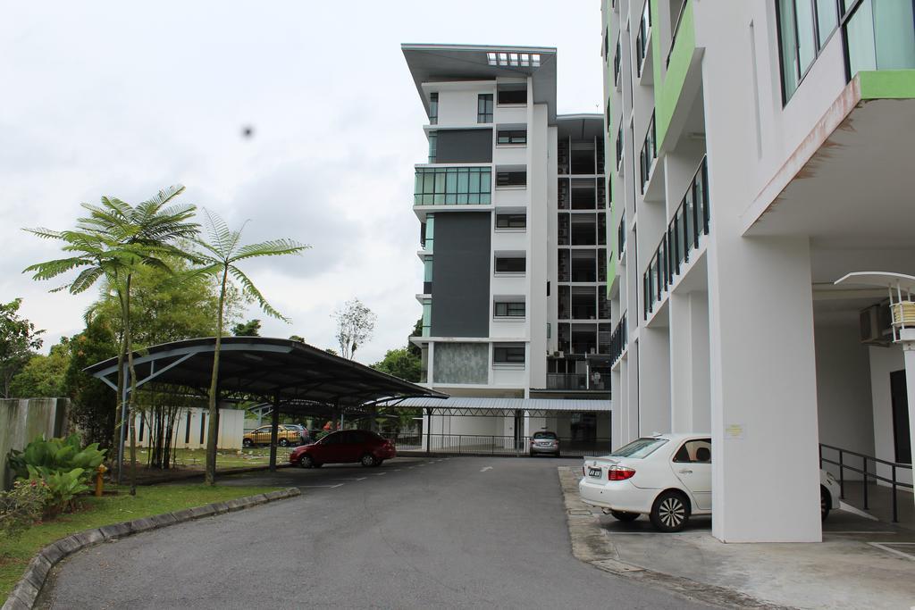 Tribeca Suites Kuching Esterno foto