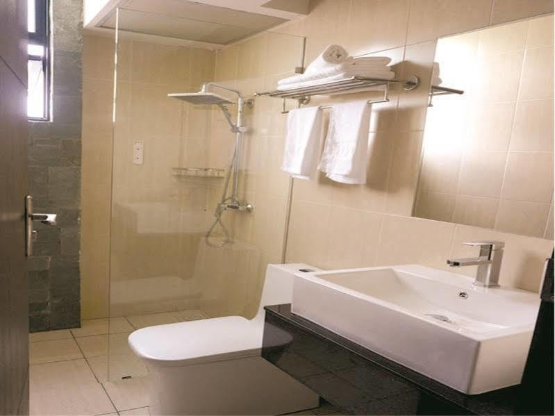 Tribeca Suites Kuching Esterno foto