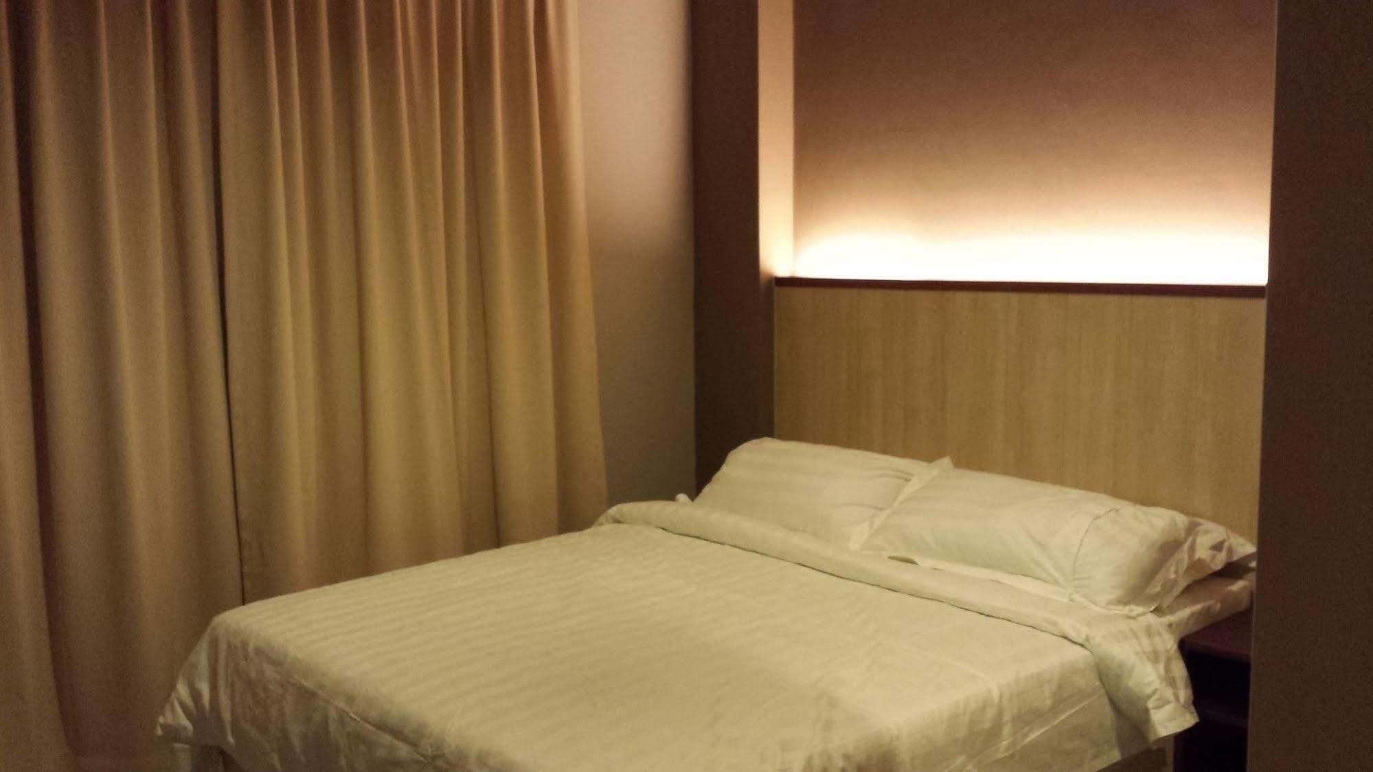 Tribeca Suites Kuching Esterno foto