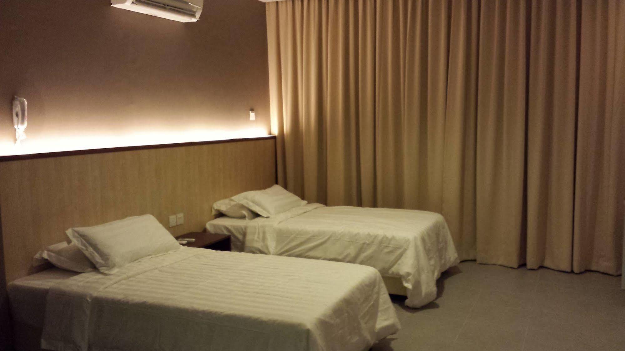 Tribeca Suites Kuching Esterno foto