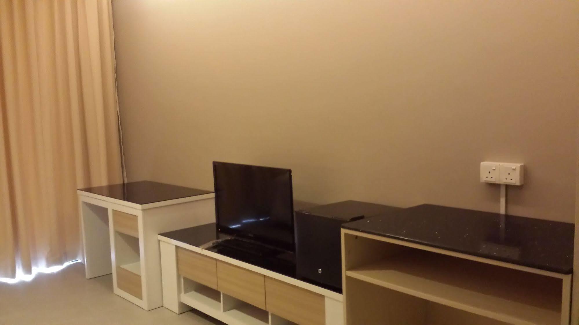 Tribeca Suites Kuching Esterno foto