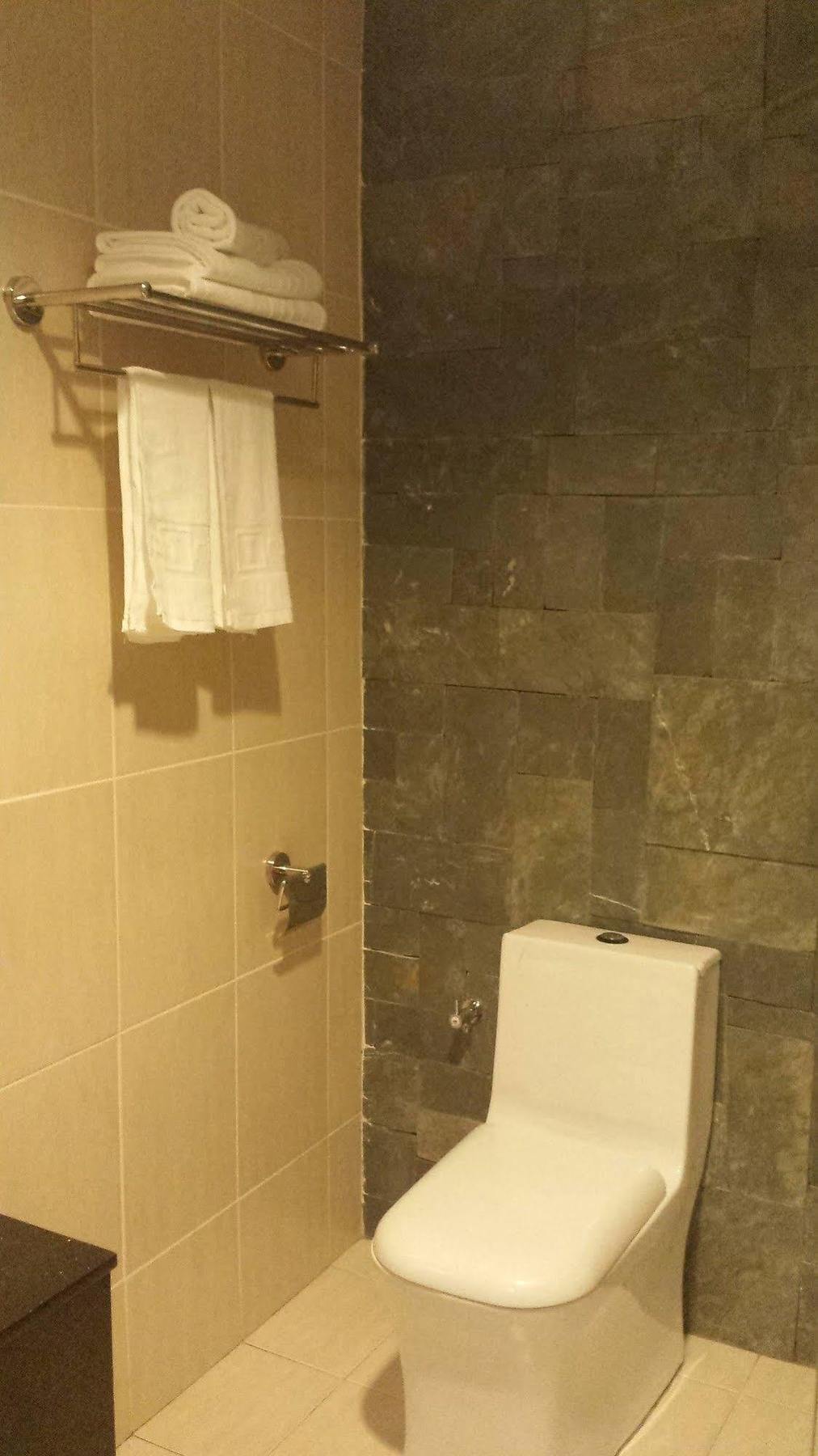 Tribeca Suites Kuching Esterno foto