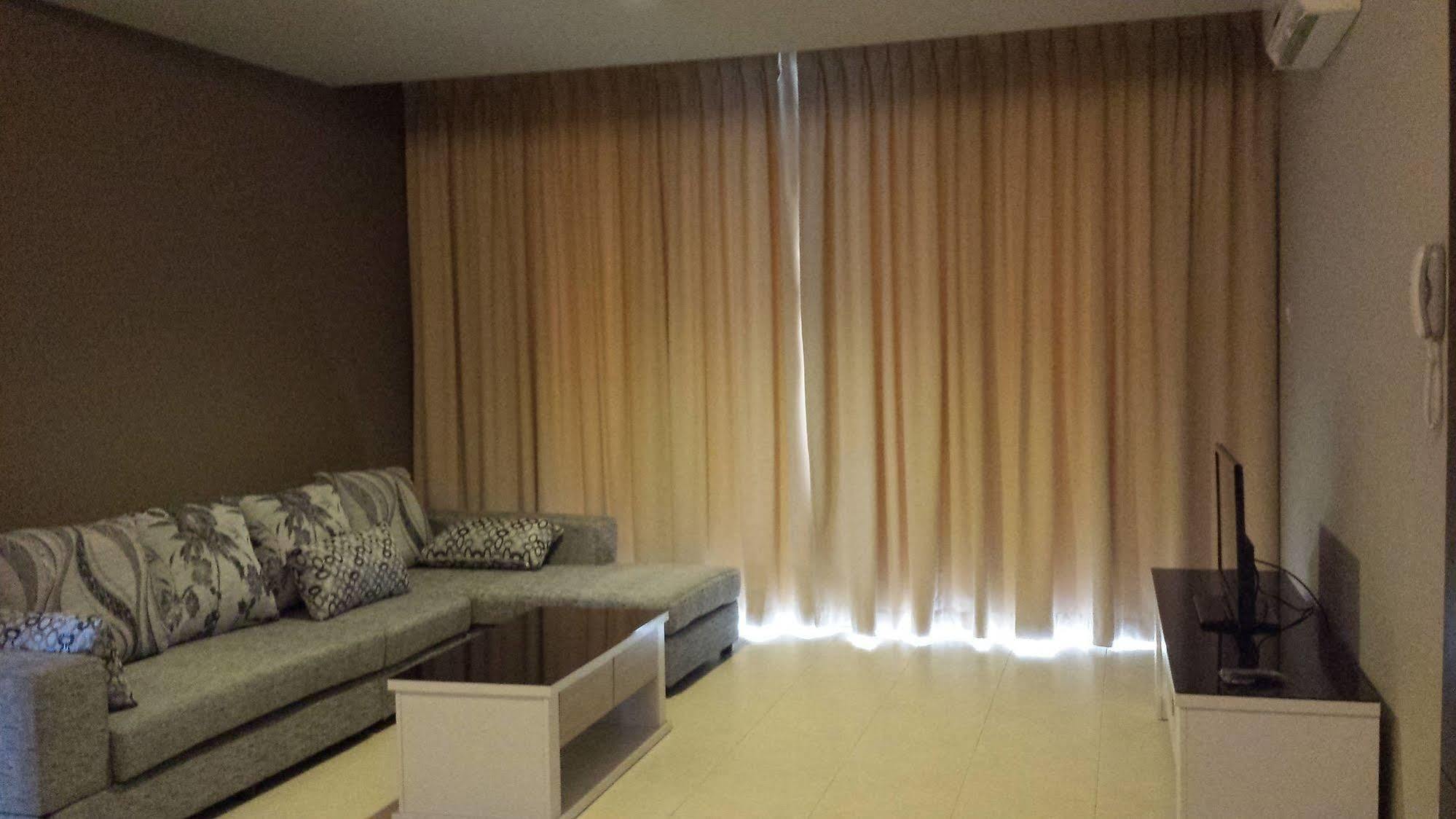 Tribeca Suites Kuching Esterno foto