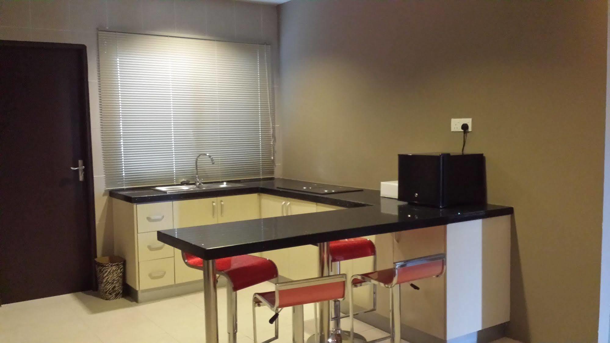 Tribeca Suites Kuching Esterno foto